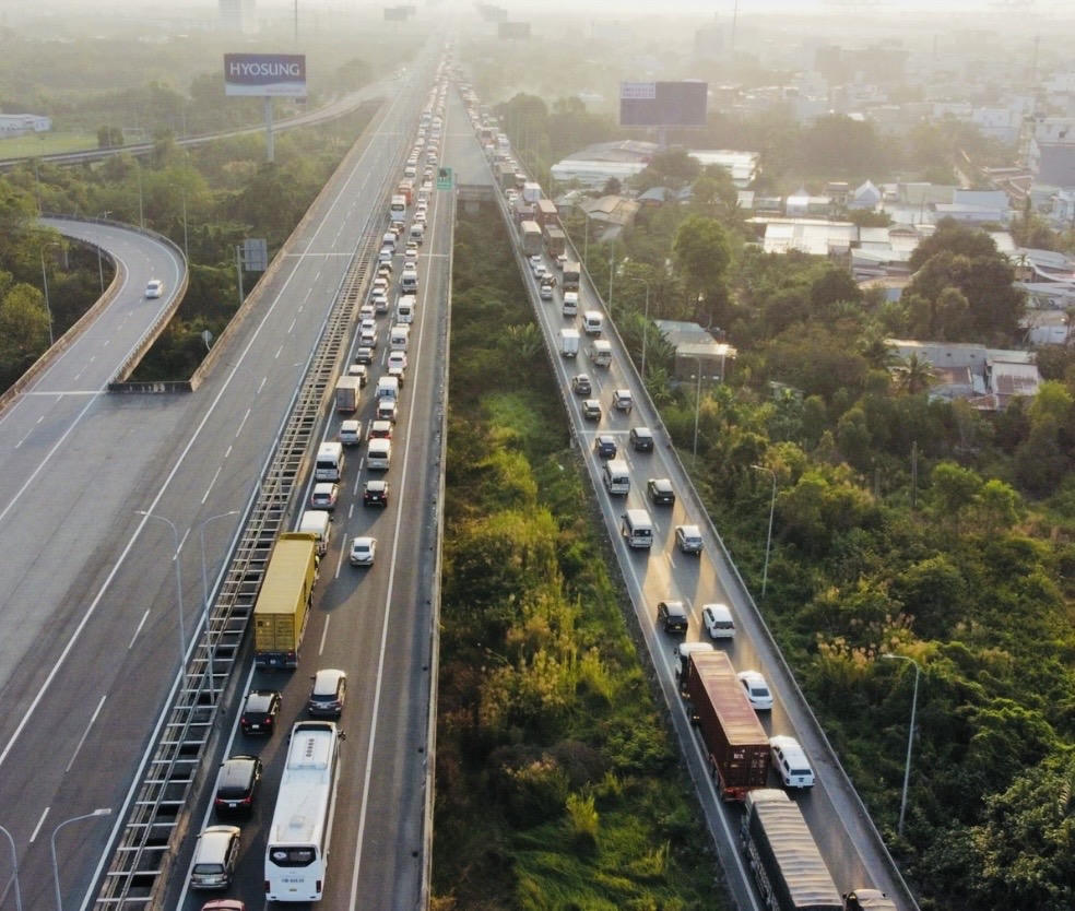 Cháy xe trên cao tốc TP.HCM - Long Thành - Dầu Giây gây kẹt xe kéo dài