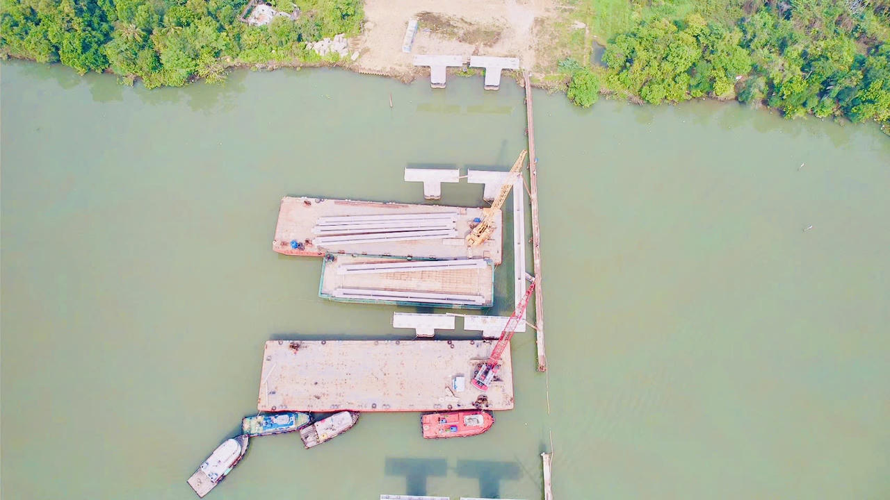 Lao nhịp dầm đầu tiên cầu Thống Nhất nối đôi bờ sông Đồng Nai