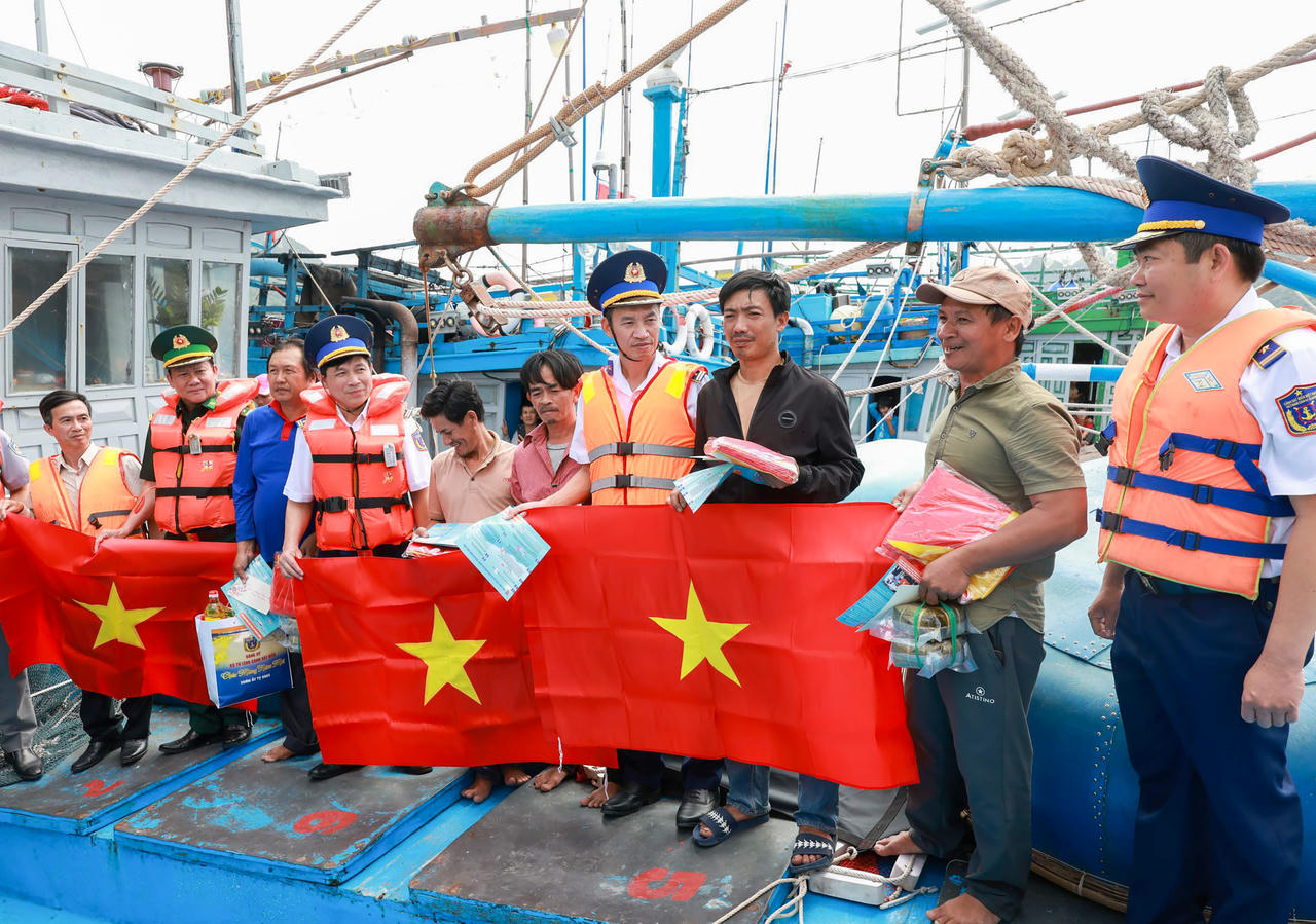 Mang mùa Xuân ra các huyện đảo tiền tiêu