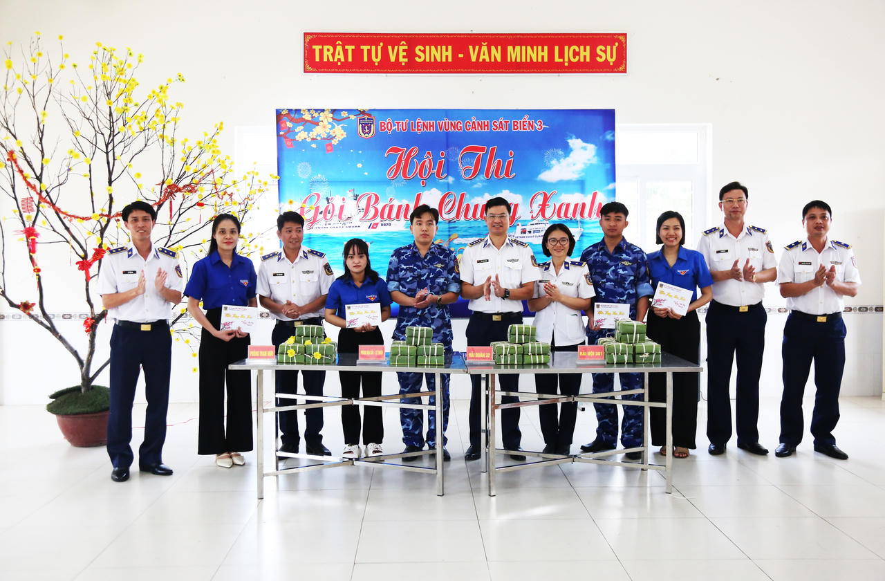 Cảnh sát biển trổ tài gói bánh chưng mừng xuân Ất Tỵ 2025
