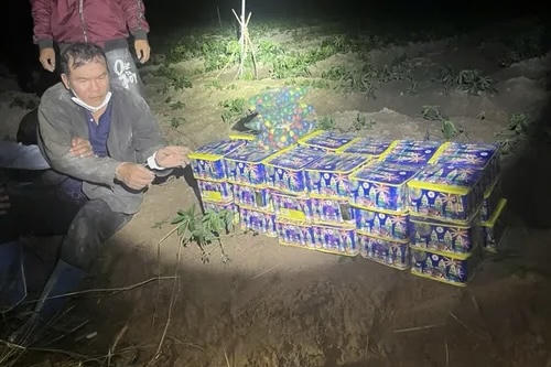 Bắt giữ đối tượng vận chuyển pháo lậu ngụy trang bằng thùng đựng mủ cao su