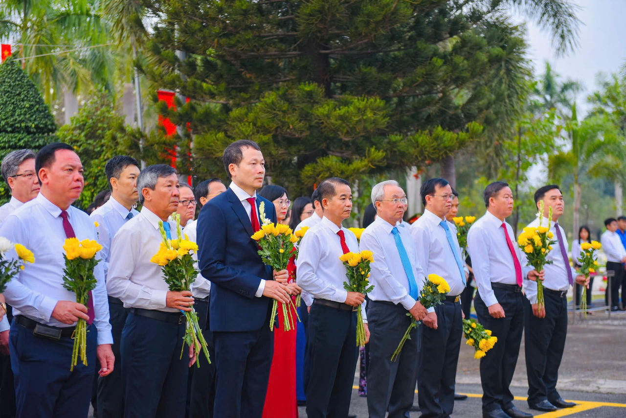 Lãnh đạo tỉnh Đồng Nai viếng nghĩa trang liệt sĩ nhân dịp Tết Nguyên đán Ất Tỵ