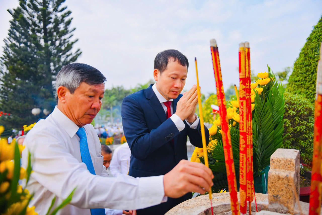 Lãnh đạo tỉnh Đồng Nai viếng nghĩa trang liệt sĩ nhân dịp Tết Nguyên đán Ất Tỵ