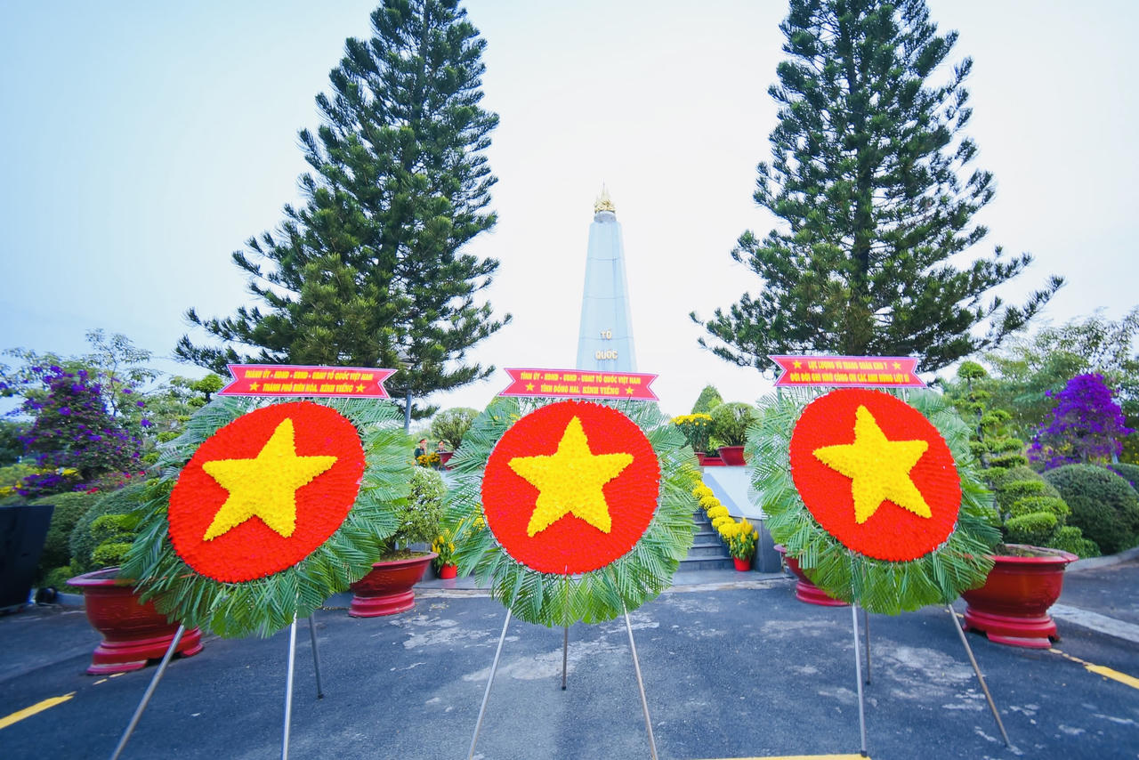 Lãnh đạo tỉnh Đồng Nai viếng nghĩa trang liệt sĩ nhân dịp Tết Nguyên đán Ất Tỵ