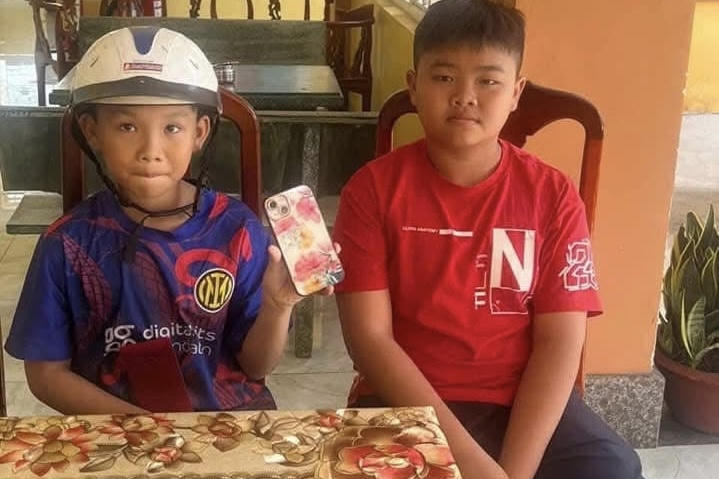 Hai học sinh trả tài sản quý cho người đánh rơi