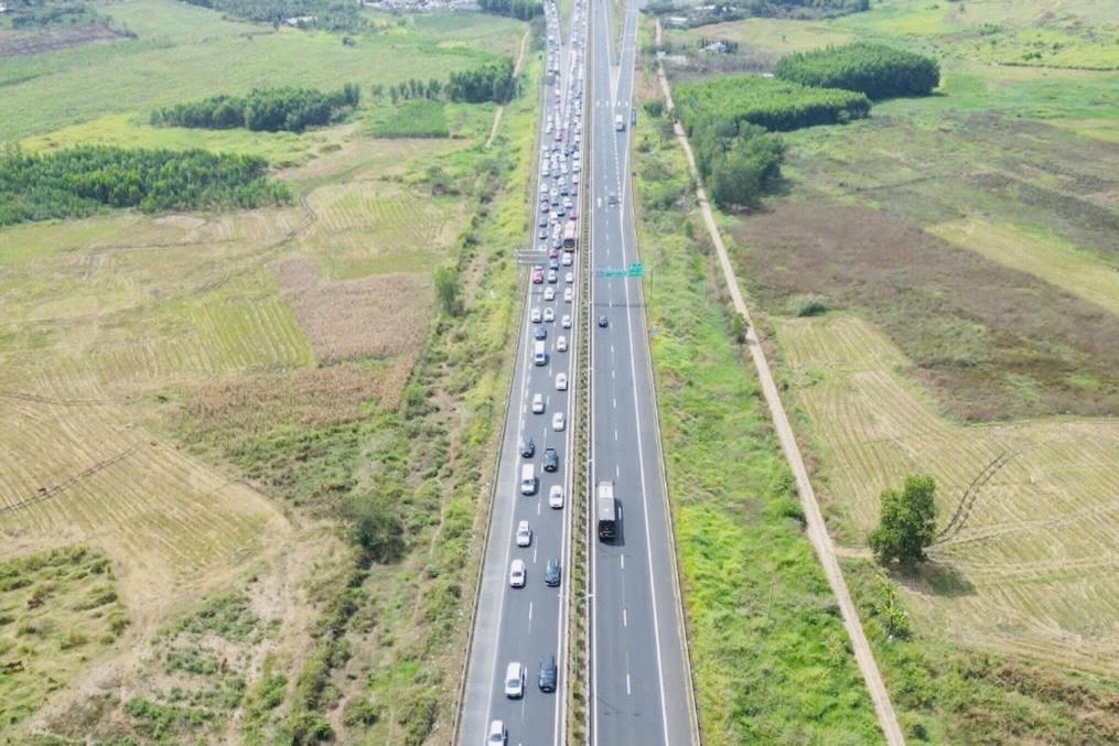 Ùn tắc kéo dài trên cao tốc qua Đồng Nai mùng 2 Tết