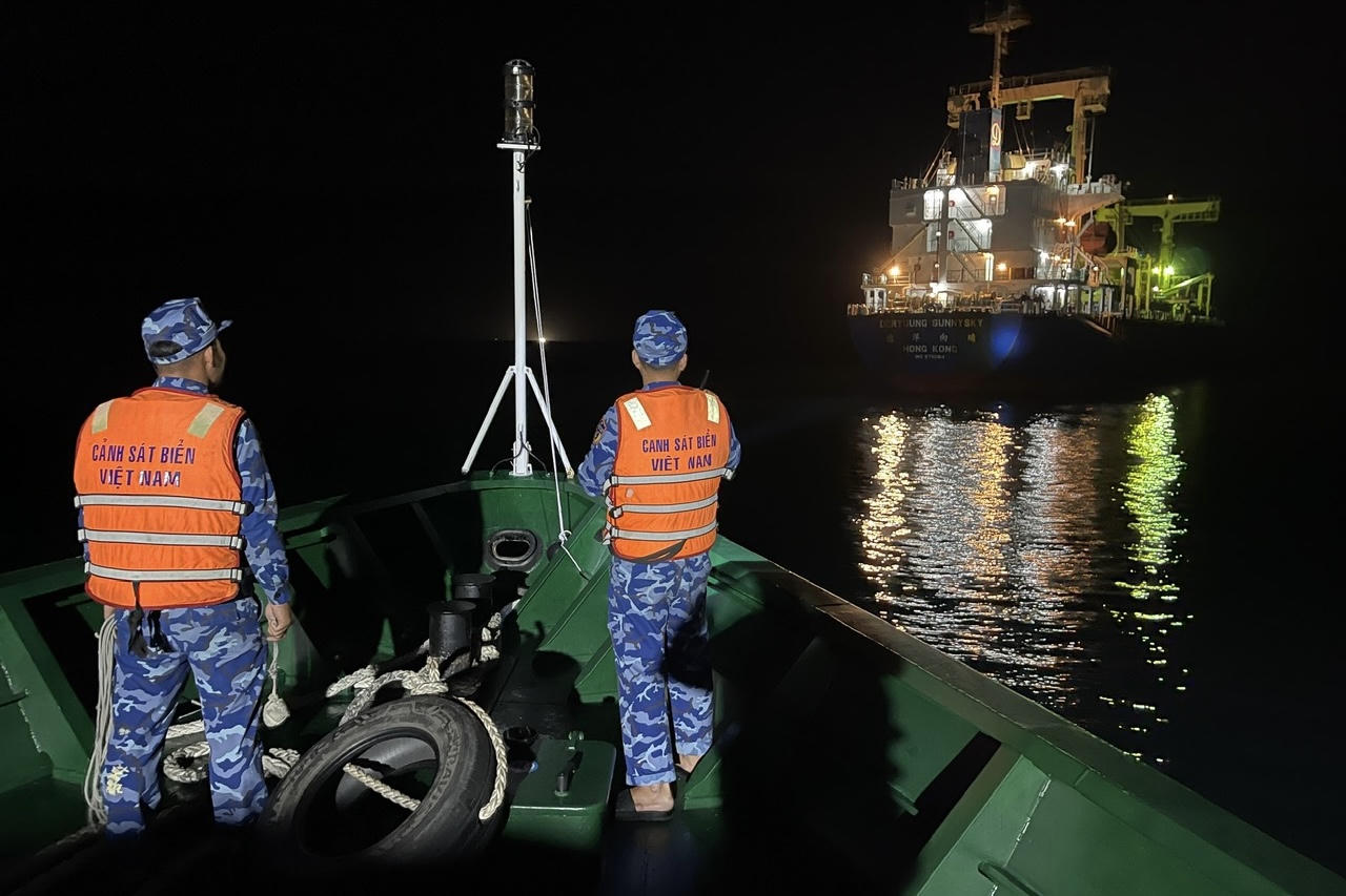 Tàu Cảnh sát biển 2011 cấp cứu thành công 1 thuyền viên người nước ngoài