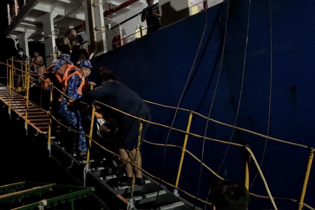 Tàu Cảnh sát biển 2011 cấp cứu thành công 1 thuyền viên người nước ngoài