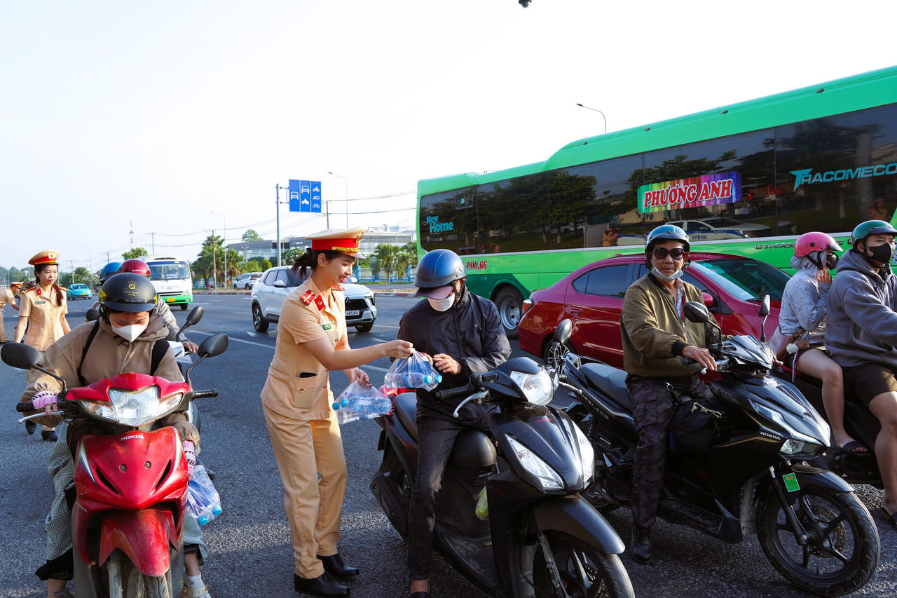 CSGT Đồng Nai lập chốt 'tiếp sức' người dân trở lại làm việc sau Tết