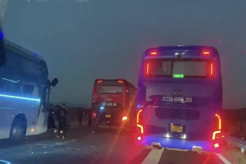 Tai nạn liên hoàn giữa 3 xe khách giường nằm trên cao tốc Cam Lâm - Vĩnh Hảo