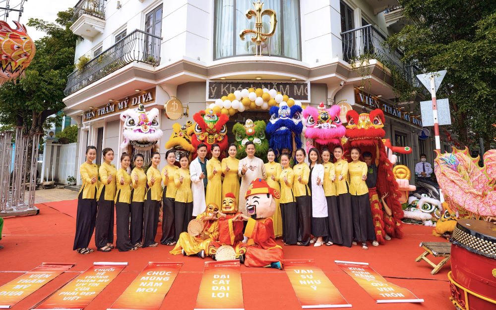 DIVA trao tặng hàng ngàn phần quà trong chương trình 'Hái lộc đầu xuân'