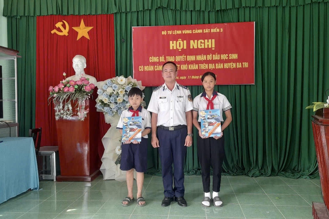 Bộ Tư lệnh Vùng Cảnh sát biển 3 nhận đỡ đầu con ngư dân tại tỉnh Bến Tre