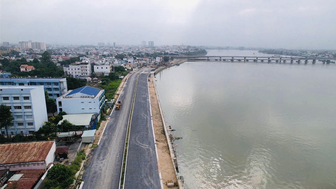 Yêu cầu đẩy nhanh tiến độ dự án đường và kè ven sông Đồng Nai