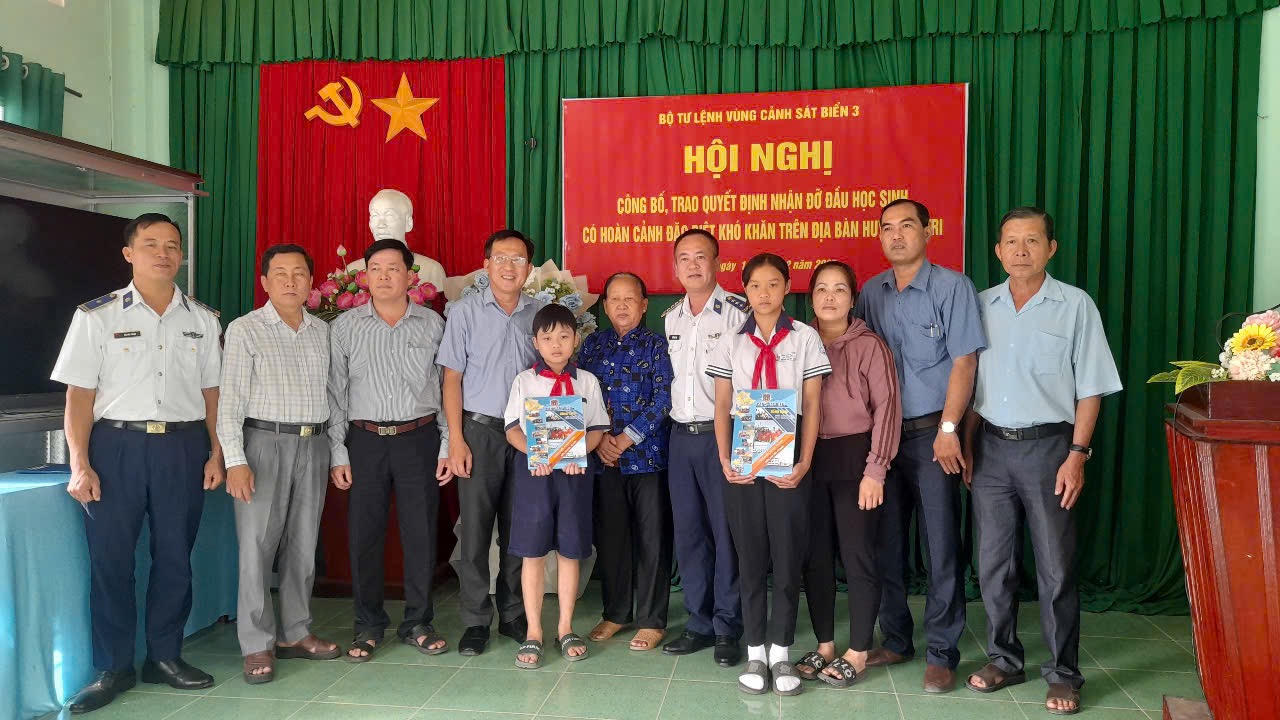 Bộ Tư lệnh Vùng Cảnh sát biển 3 nhận đỡ đầu con ngư dân tại tỉnh Bến Tre