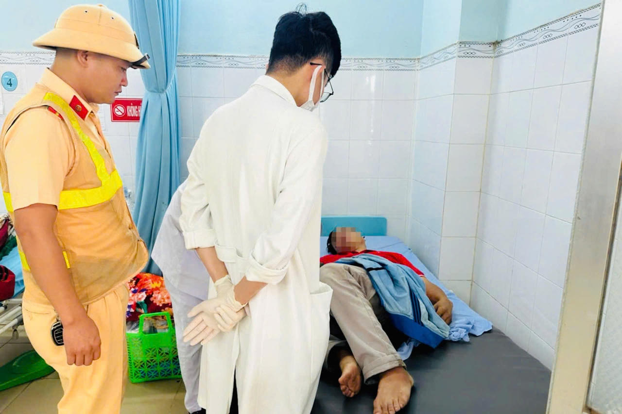 CSGT Đồng Nai dùng xe đặc chủng đưa người đàn ông bị co giật đi cấp cứu kịp thời 