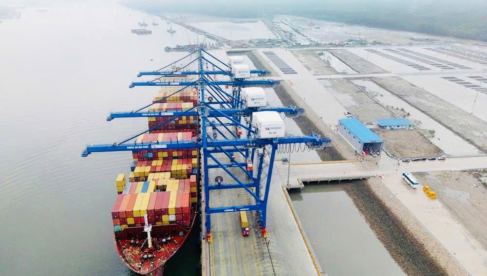 Cảng biển Phước An đón chuyến tàu đầu tiên