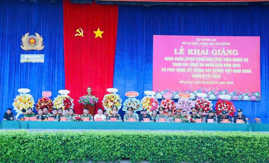 Trung đoàn CSCĐ Đông Nam Bộ khai giảng khóa huấn luyện 1.450 chiến sĩ nghĩa vụ CAND năm 2025