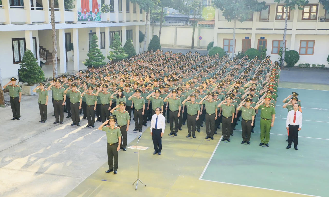 Công an tỉnh Đồng Nai khen thưởng tập thể, cá nhân triệt phá đường dây lừa đảo công nghệ cao