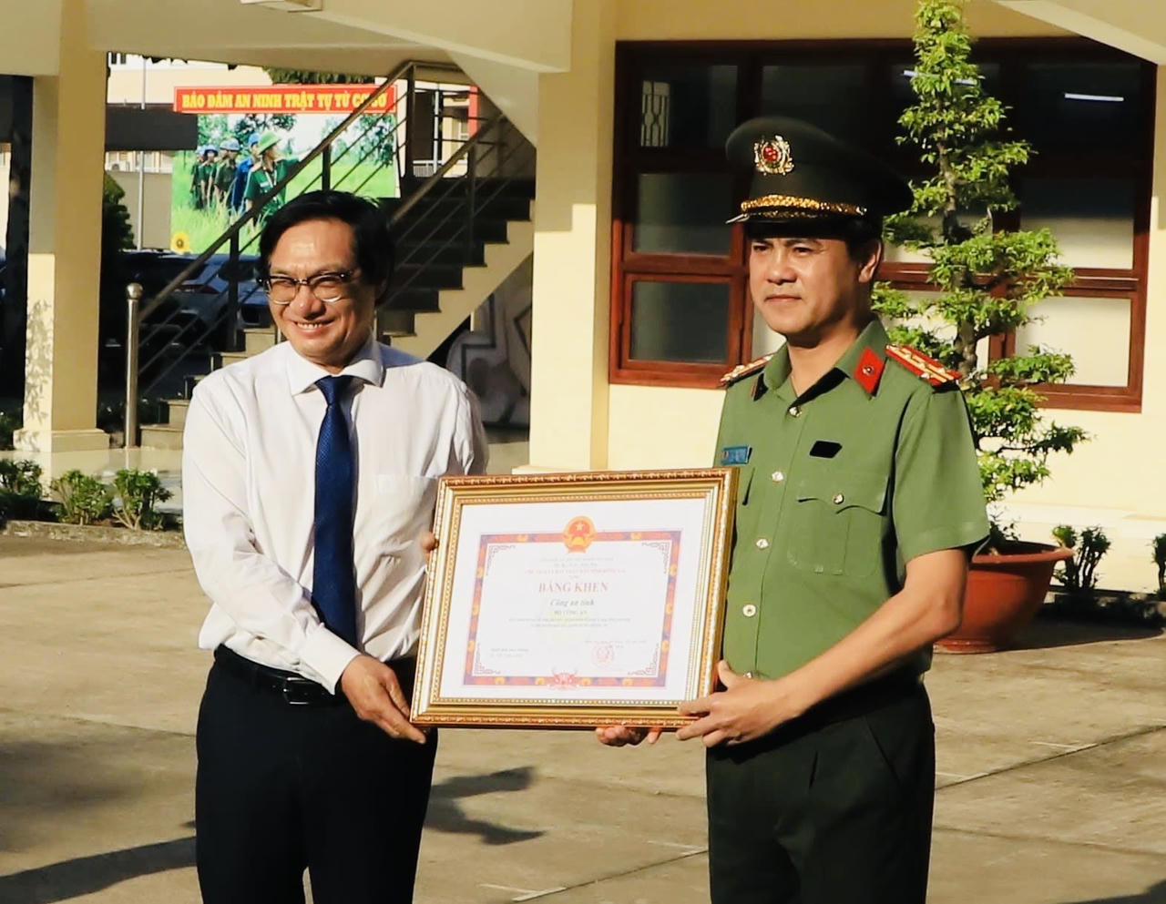 Công an tỉnh Đồng Nai khen thưởng tập thể, cá nhân triệt phá đường dây lừa đảo công nghệ cao