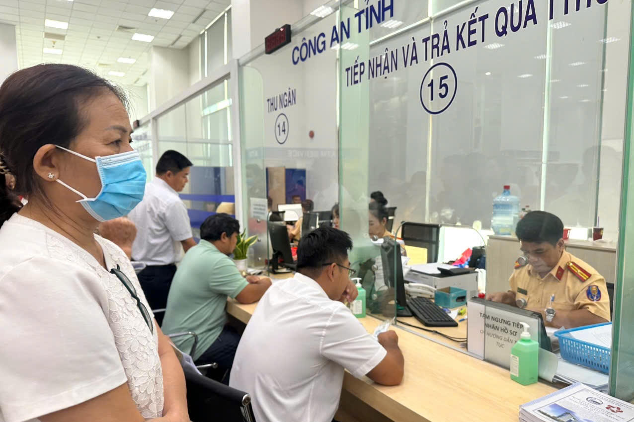 Thuận lợi trong những ngày đầu thực hiện đổi, cấp giấy phép lái xe