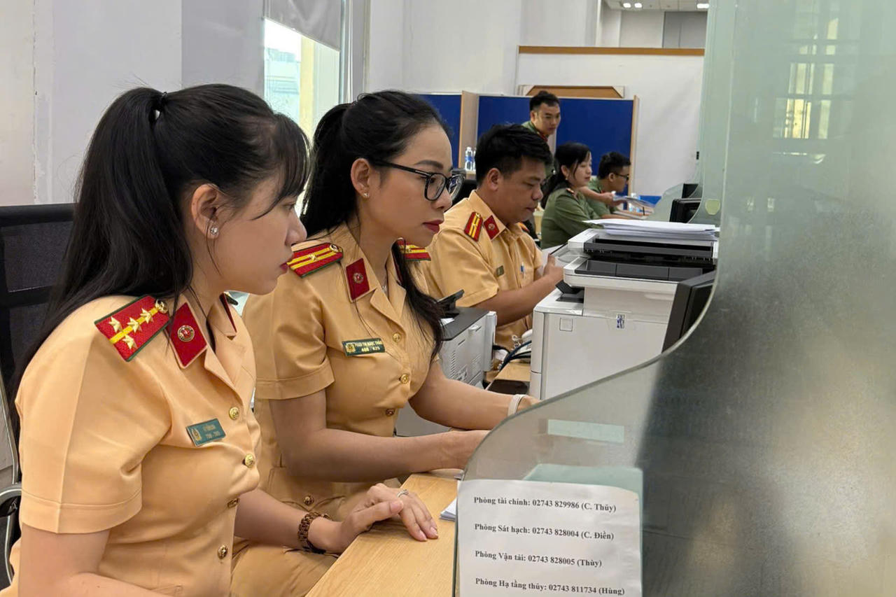 Thuận lợi trong những ngày đầu thực hiện đổi, cấp giấy phép lái xe