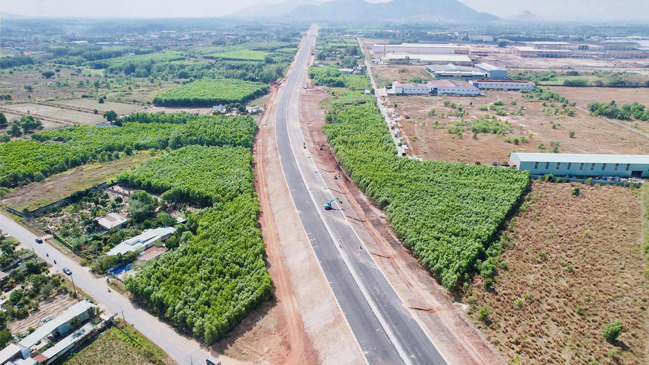 Phó Thủ tướng Hồ Đức Phớc yêu cầu huy động thêm nhân lực để cao tốc Bến Lức - Long Thành, Biên Hòa - Vũng Tàu thông xe đúng hẹn 