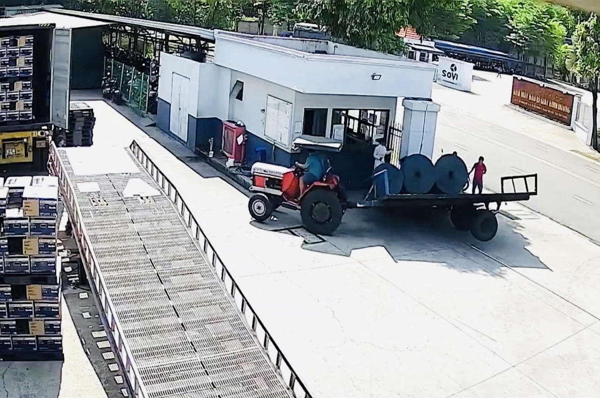 Cuộn hàng rơi đè tử vong nam bảo vệ trong khu công nghiệp ở Bình Dương