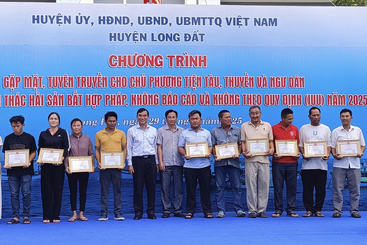 Gặp mặt, ăn trưa cùng hàng trăm ngư dân để tuyên truyền chống khai thác IUU