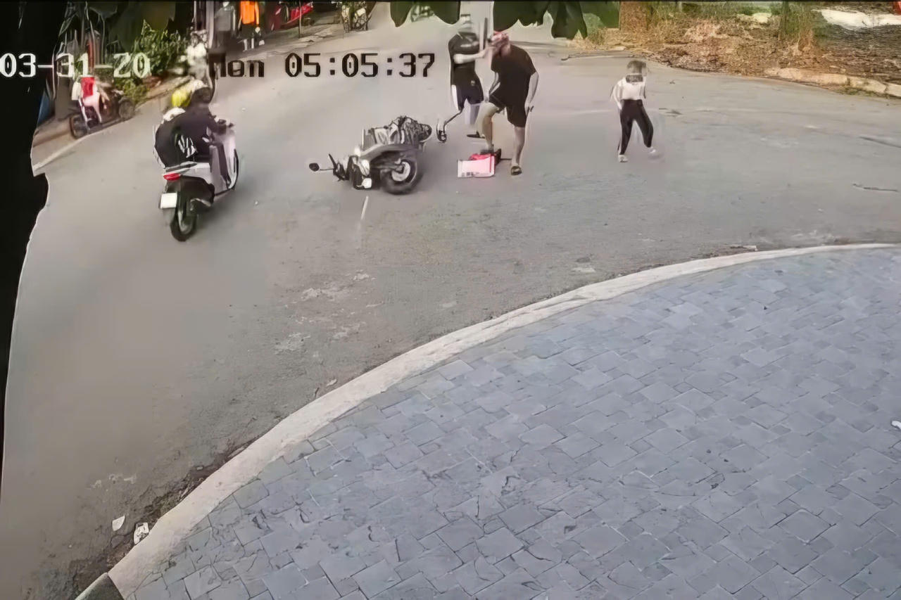 Bắt tài xế đánh người chở con đi học