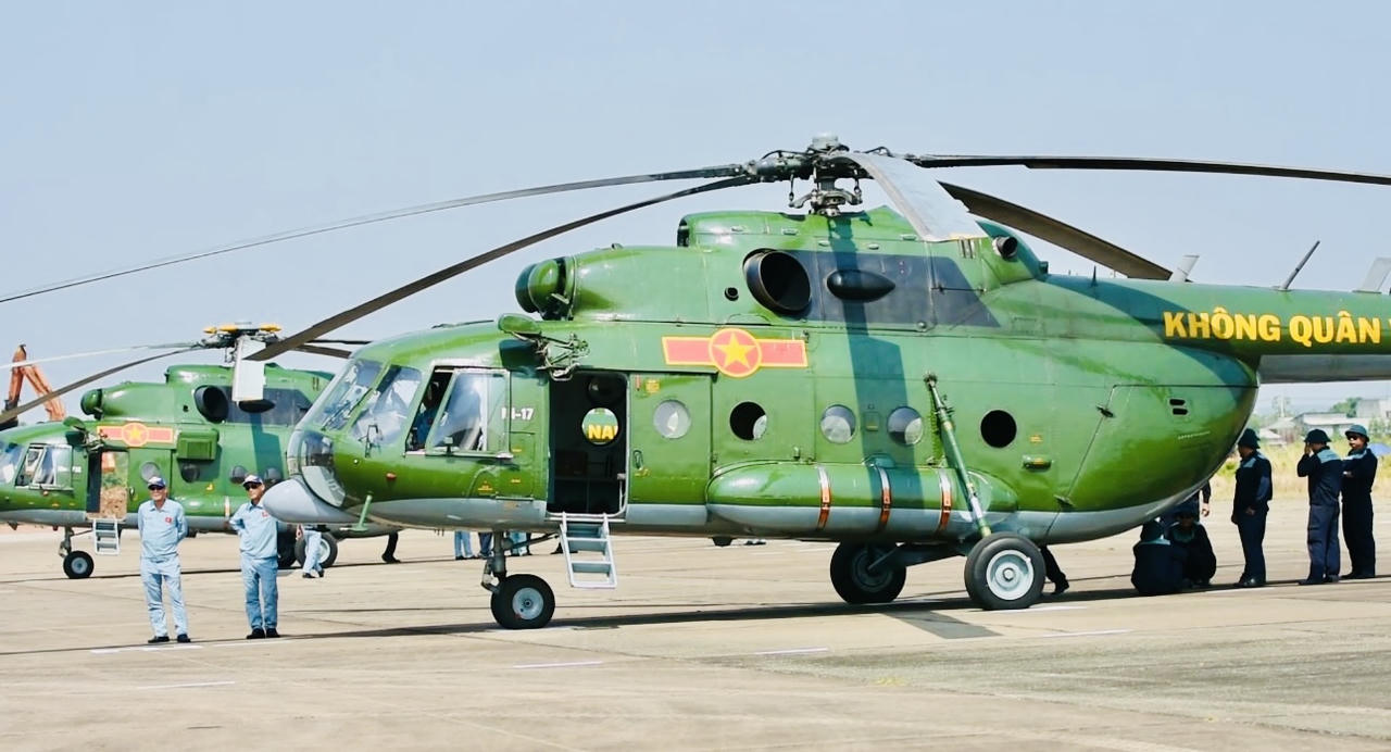 Không quân trình diễn bay tỏa sáng trên bầu trời TP.HCM dịp lễ 30/4