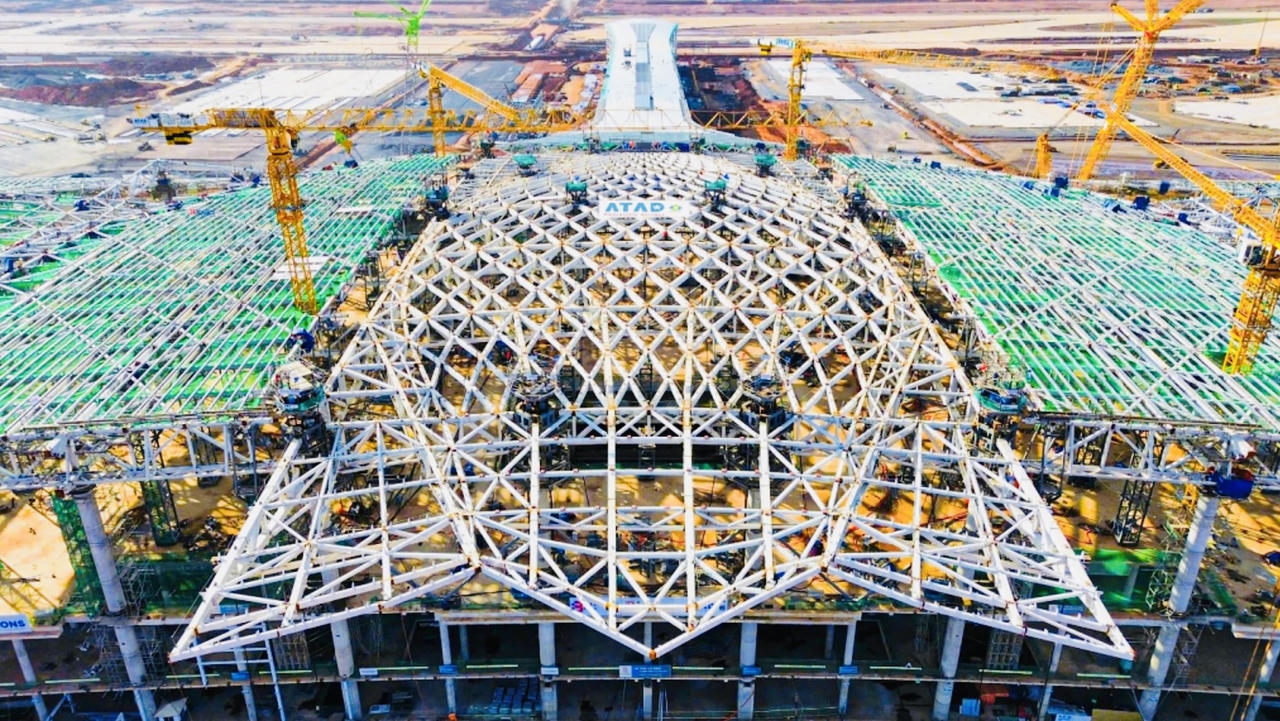 Nâng thành công mái thép 5.300 tấn lên nóc nhà ga sân bay Long Thành