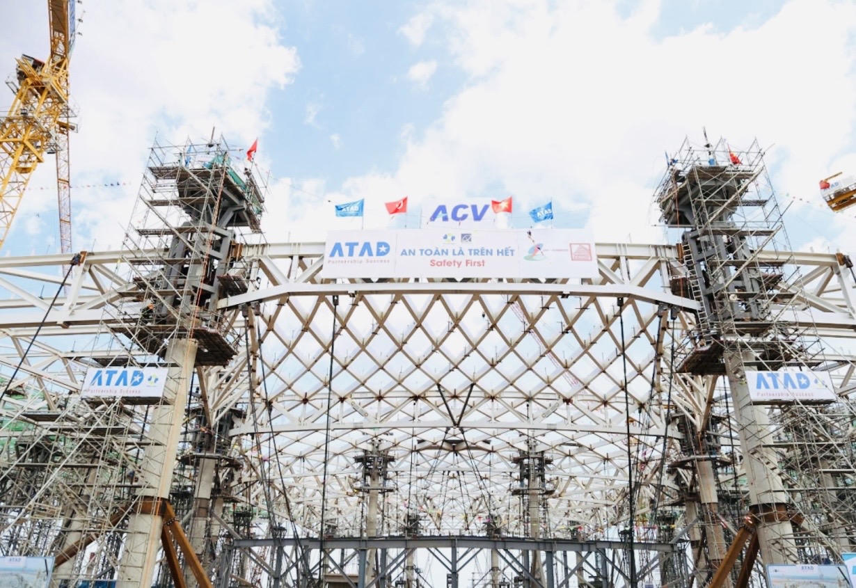 Nâng thành công mái thép 5.300 tấn lên nóc nhà ga sân bay Long Thành