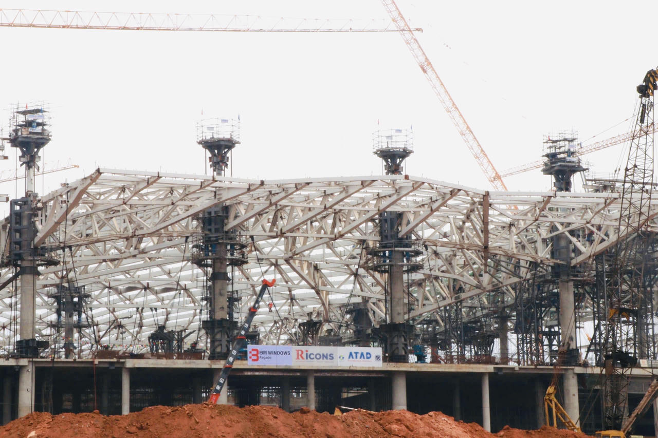 Nâng thành công mái thép 5.300 tấn lên nóc nhà ga sân bay Long Thành