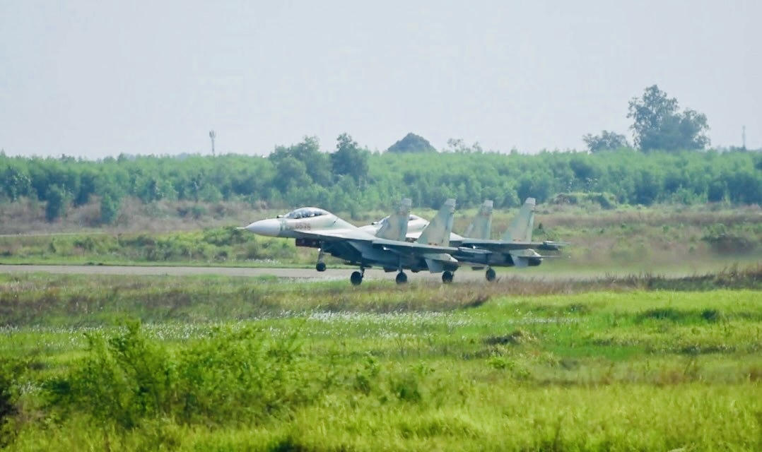 Không quân trình diễn bay tỏa sáng trên bầu trời TP.HCM dịp lễ 30/4