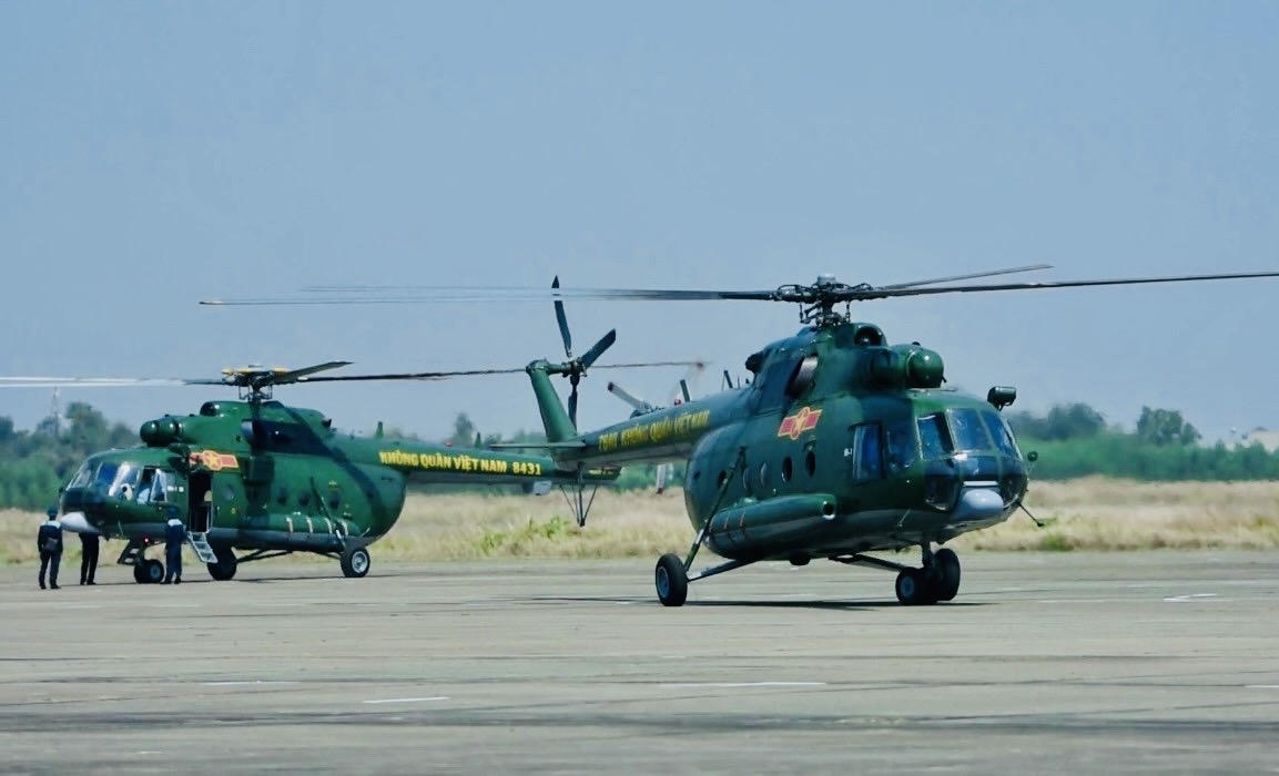 Không quân trình diễn bay tỏa sáng trên bầu trời TP.HCM dịp lễ 30/4