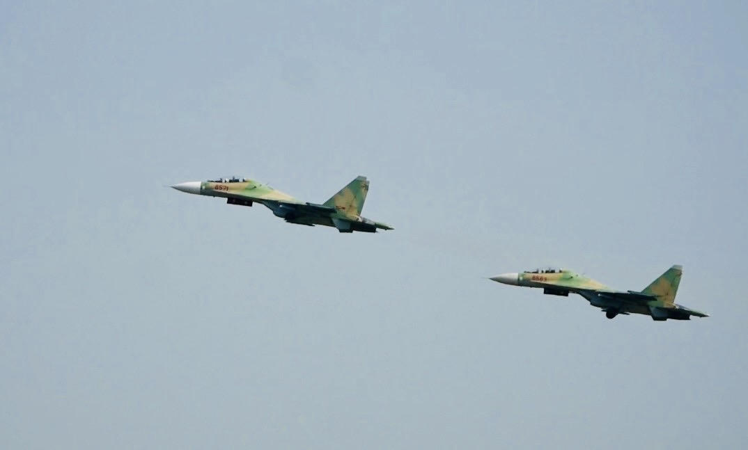 Không quân trình diễn bay tỏa sáng trên bầu trời TP.HCM dịp lễ 30/4