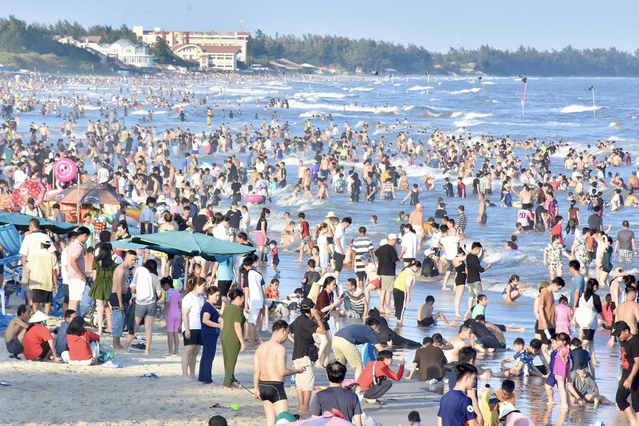 Vũng Tàu đón hơn 26.000 lượt khách tắm biển trong ngày đầu nghỉ lễ giỗ Tổ Hùng Vương
