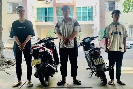Bắt giữ nhóm thanh niên chặn xe phụ nữ và trẻ em, dùng dao cướp tài sản trong đêm