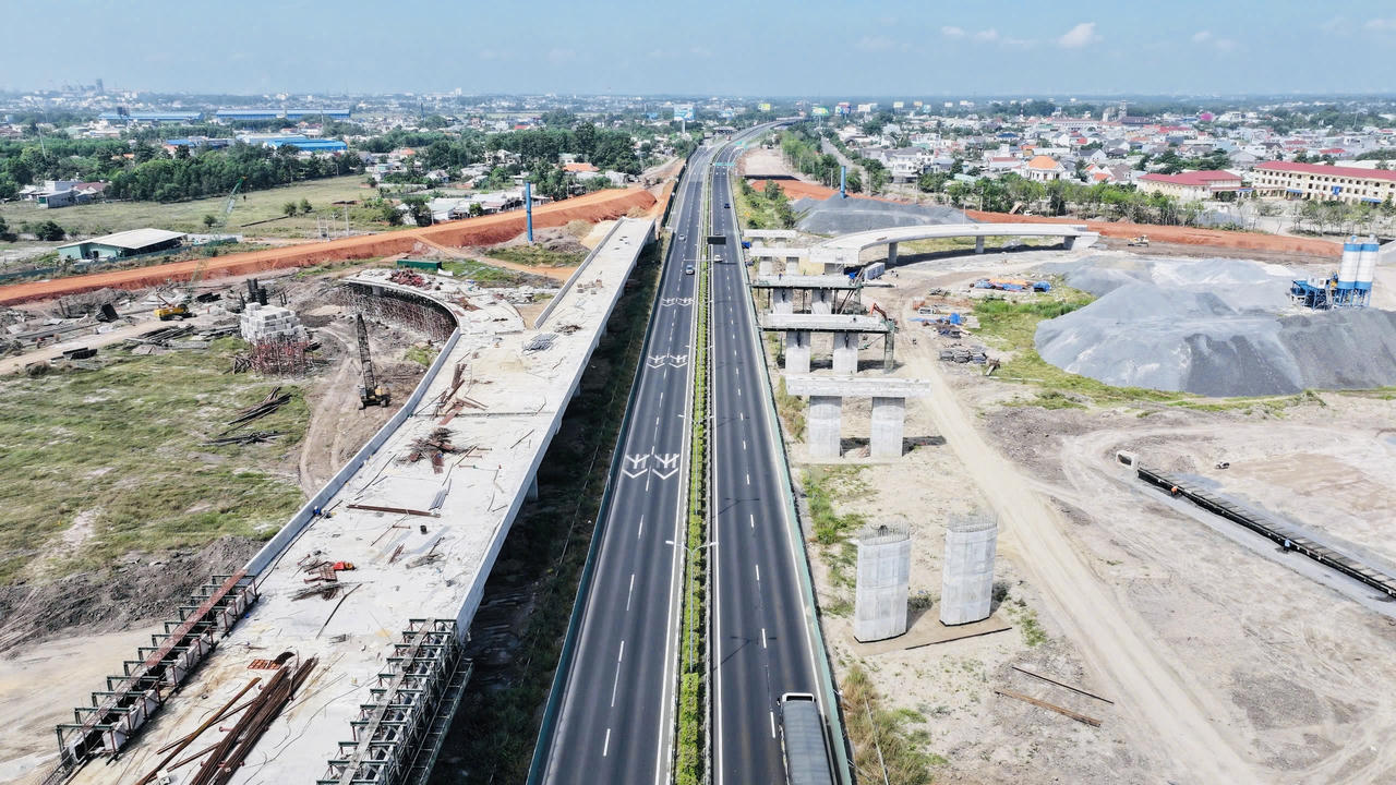 Vạn công nhân miệt mài xuyên lễ ở công trường phía Nam