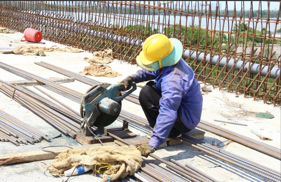 Vạn công nhân miệt mài xuyên lễ ở công trường phía Nam