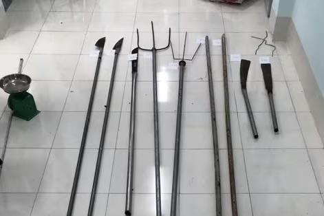 Tạm giữ nhóm thanh niên mang hung khí hẹn đánh nhau, livestream trên Facebook