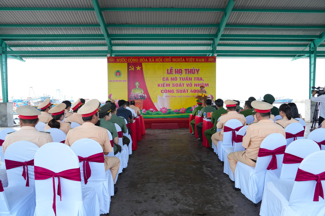 Công an Bình Thuận hạ thủy ca nô tuần tra, kiểm soát vỏ nhôm công suất 400 mã lực