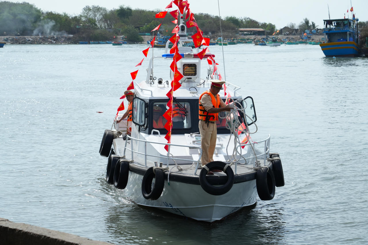 Công an Bình Thuận hạ thủy ca nô tuần tra, kiểm soát vỏ nhôm công suất 400 mã lực