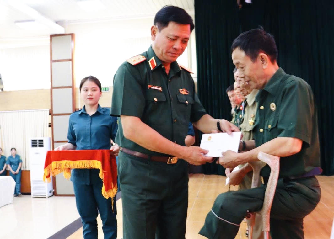 Lãnh đạo Quân khu 7 thăm và tặng quà cho gia đình chính sách tại Đồng Nai 