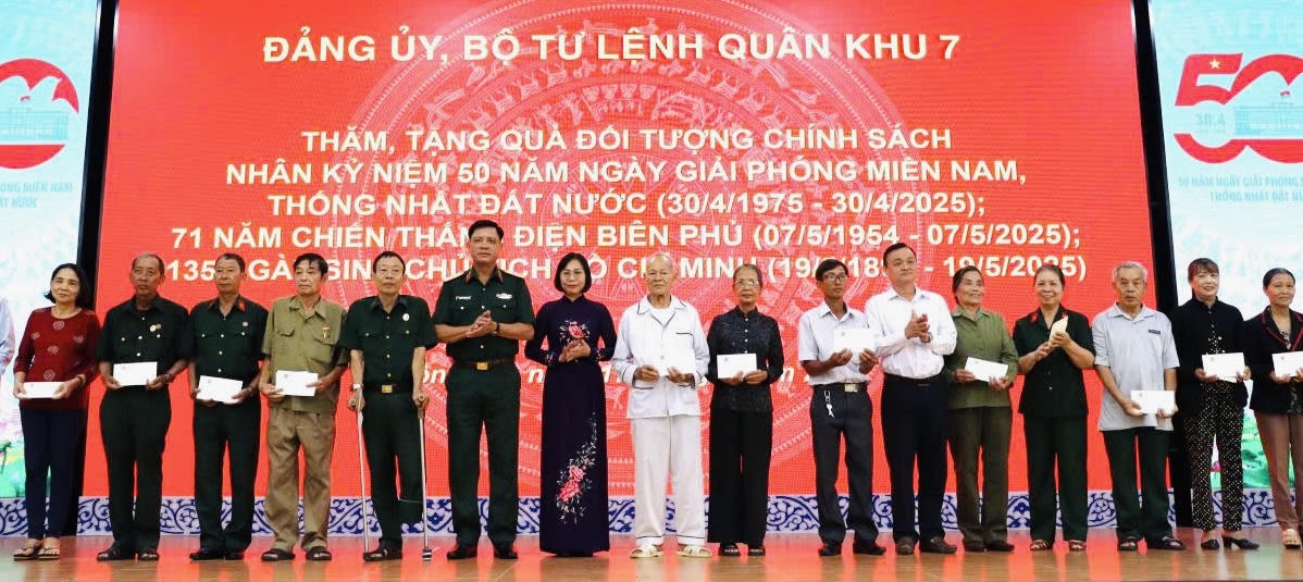 Lãnh đạo Quân khu 7 thăm và tặng quà cho gia đình chính sách tại Đồng Nai 