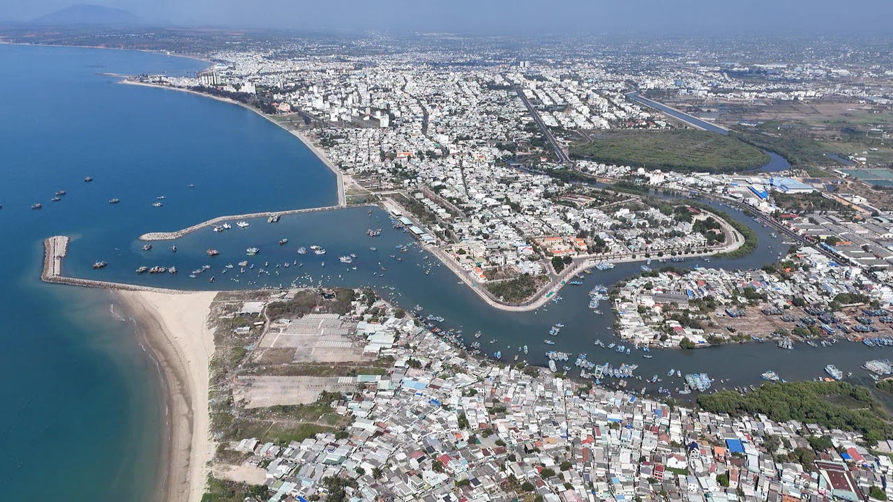 Phó Thủ tướng thường trực Nguyễn Hòa Bình dự Lễ kỷ niệm 50 năm ngày giải phóng Bình Thuận