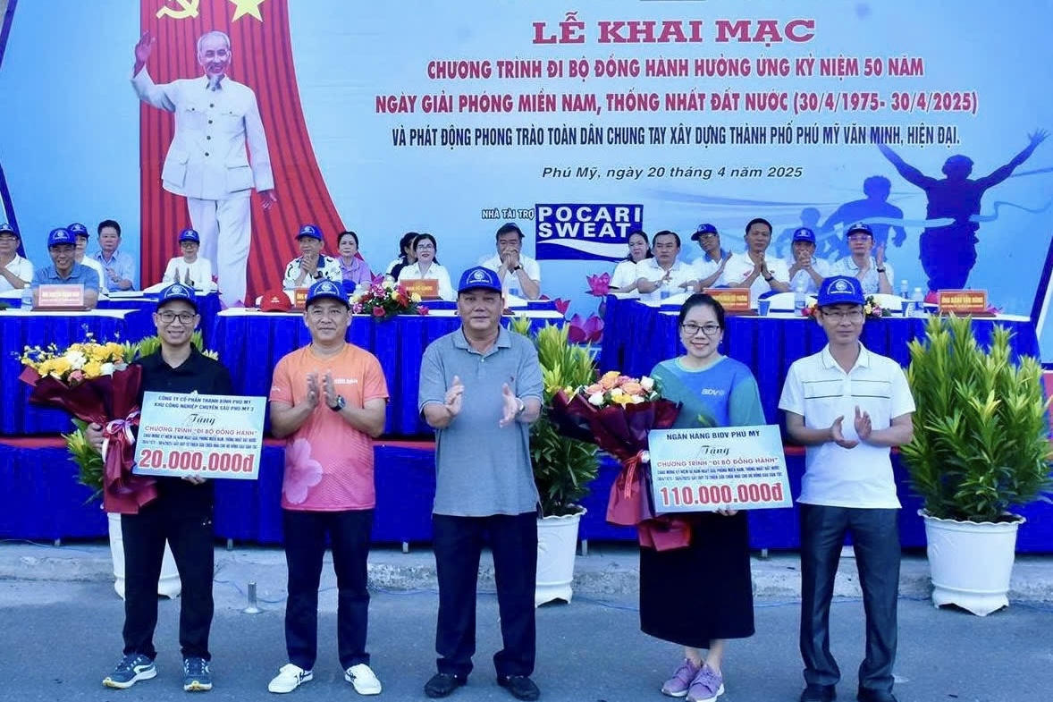 Hơn 1.000 người đi bộ tại TP Phú Mỹ chào mừng 50 năm Ngày Giải phóng miền Nam