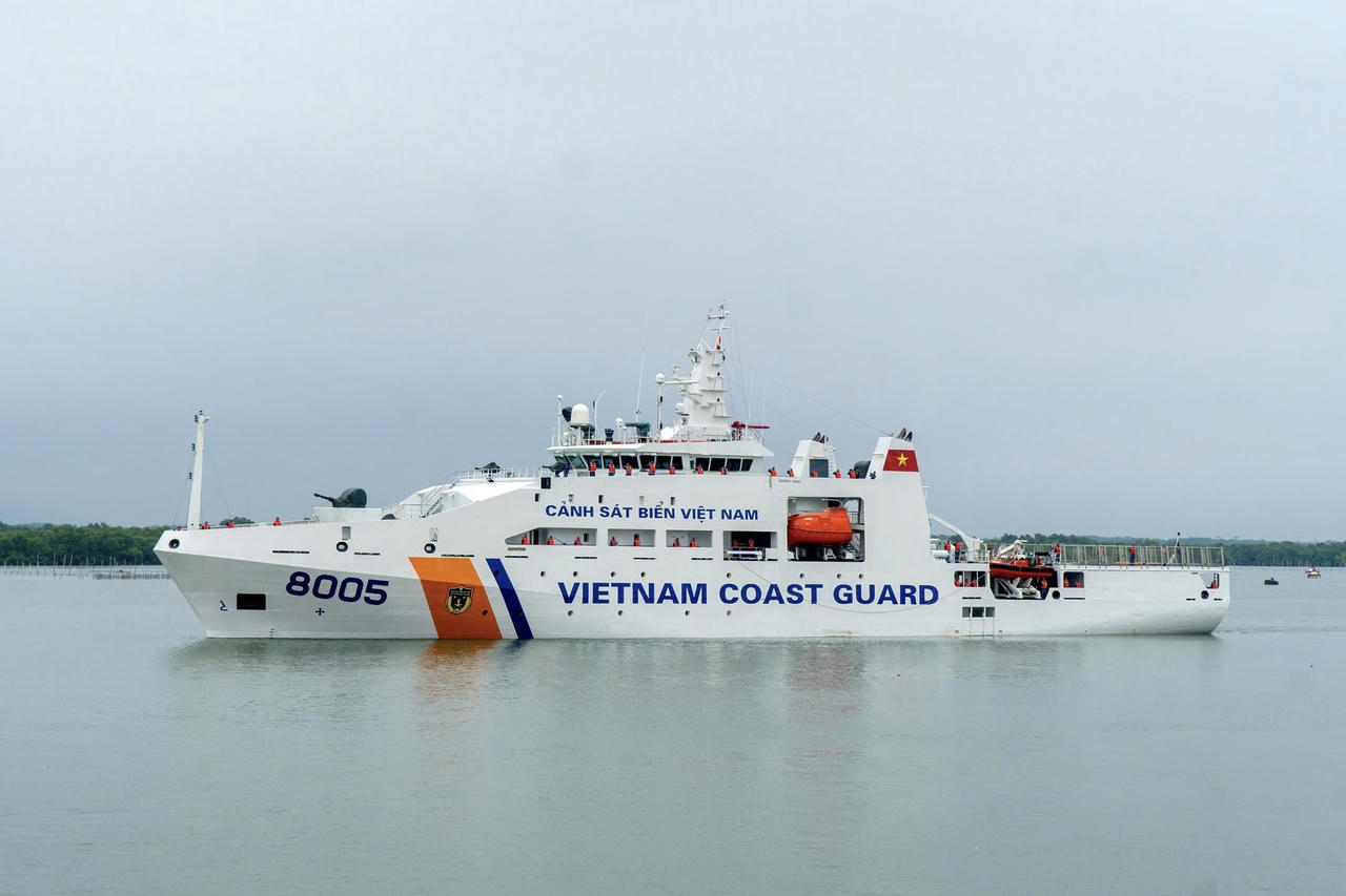 Tàu Cảnh sát biển 8005 xuất phát lên đường thực hiện nhiệm vụ khảo sát vùng biển, đảo ven bờ