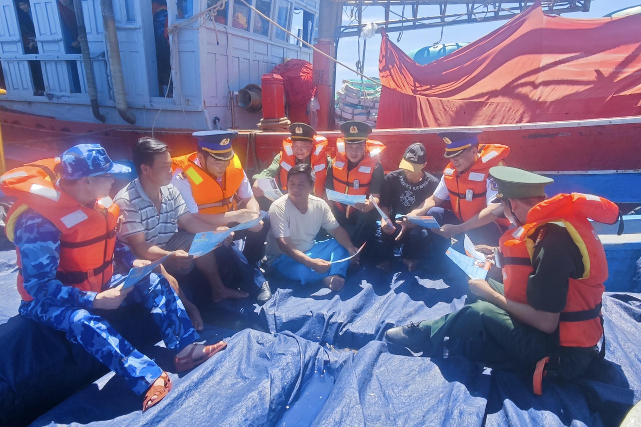 Cảnh sát biển Vùng 3 tuyên truyền pháp luật, tặng quà ngư dân huyện đảo Phú Quý