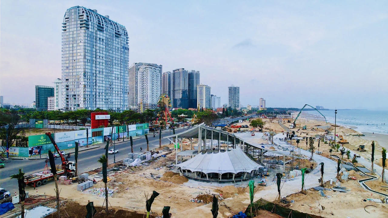 Công viên biển Bãi Sau gấp rút hoàn thiện để đón khách dịp lễ 30/4